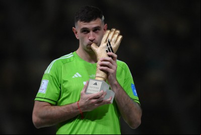 Goleiro da Argentina tatua taça da Copa do Catar em parte especial do corpo Goleiro da Argentina tatua taça da Copa do Catar em parte especial do corpo