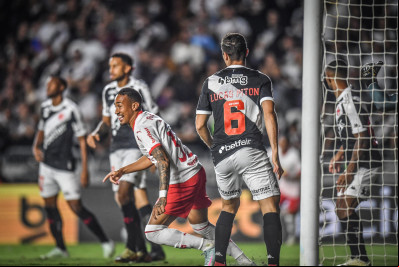 Vasco vacila no primeiro tempo e acaba derrotado pelo Bragantino em São Januário Vasco vacila no primeiro tempo e acaba derrotado pelo Bragantino em São Januário